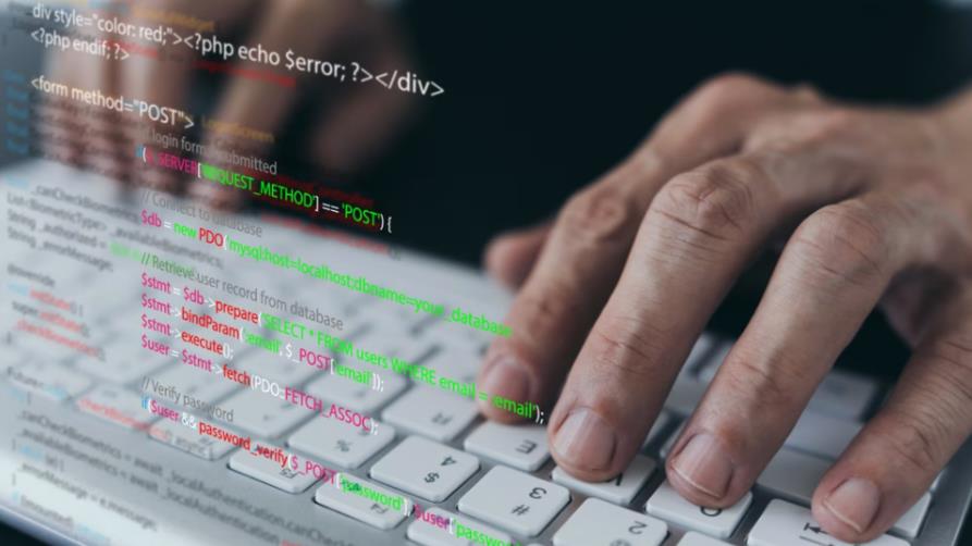 防城港小程序定制开发公司视角下SQL与T-SQL的差异化应用解析